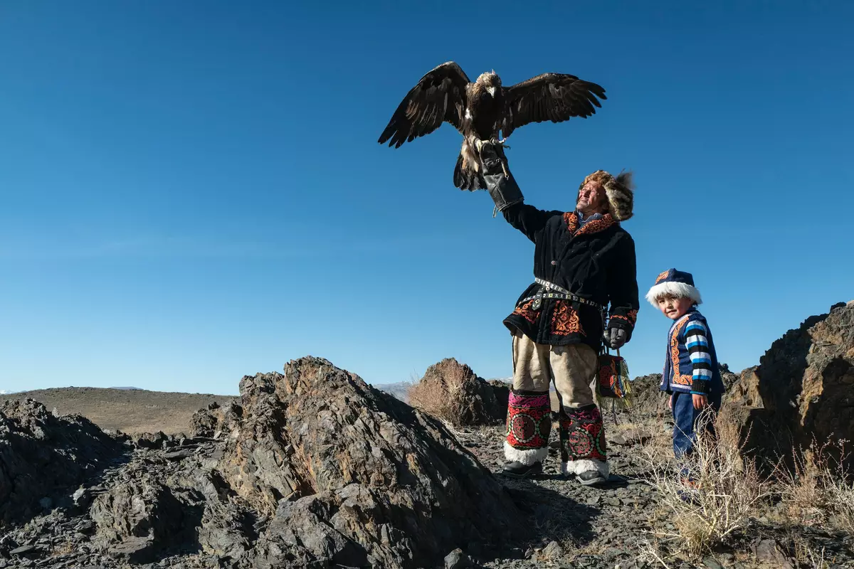 Hunting with eagle